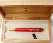 紅色金屬鋼筆
